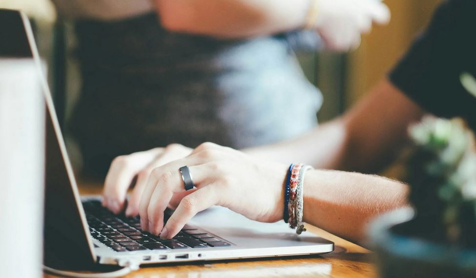 Femme devant un ordinateur
