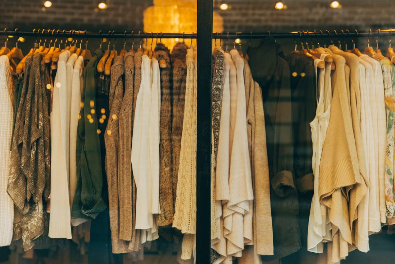 penderie dans un magasin de vêtements Carrousel France