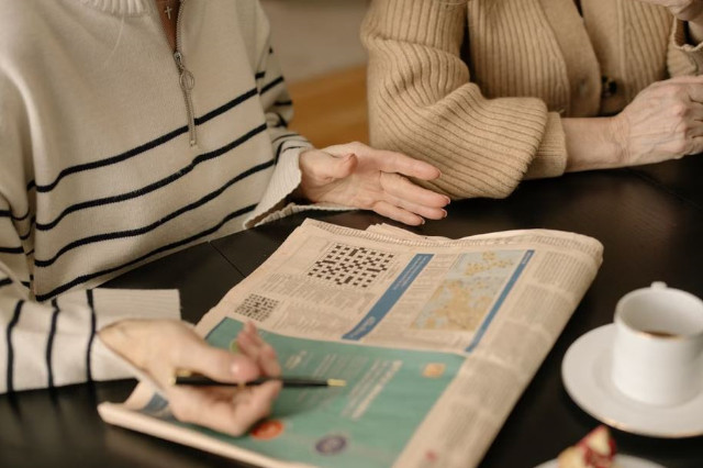 Personnes âgées lisant le journal L'Alsace