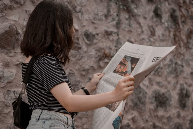 Femme lisant Le Journal de Saône et Loire