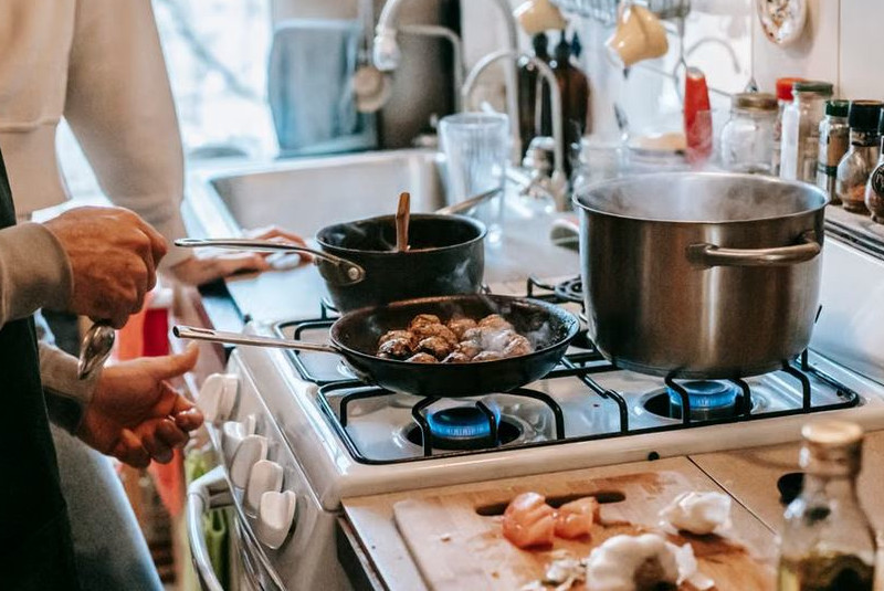 Personnes cuisinant avec de la Maïzena