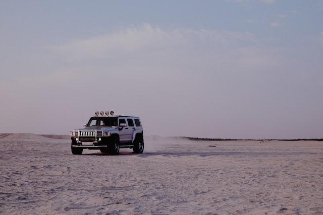 voiture hummer dans un désert