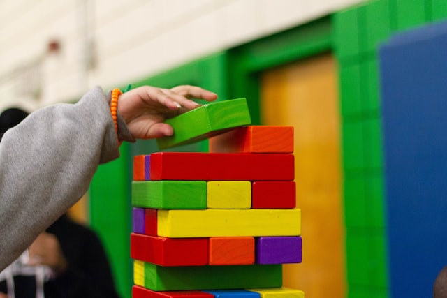 enfant jouant avec des blocs colorés