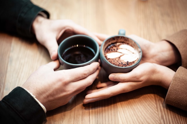 2 personnes boivent un café lors d'un rendez-vous