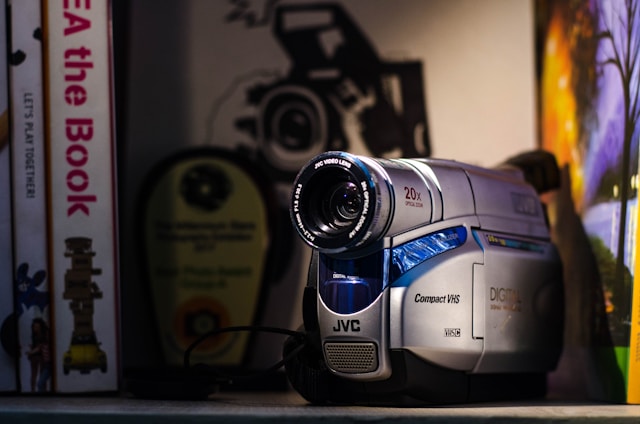 caméra JVC posée sur un meuble