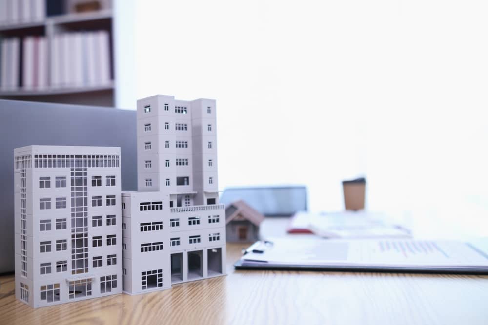 petites maquettes d'immeubles sur un bureau de l'agence Palomar