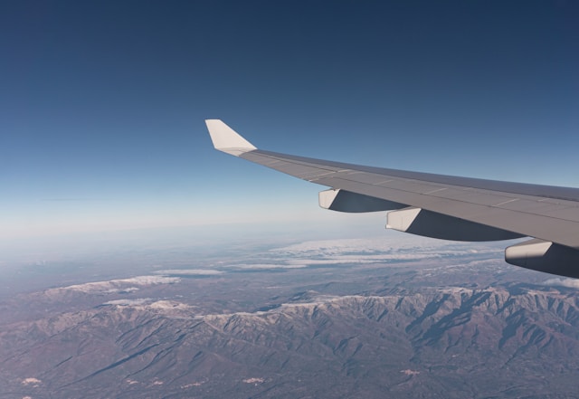 aile d'un avion Air Arabia vue du hublot