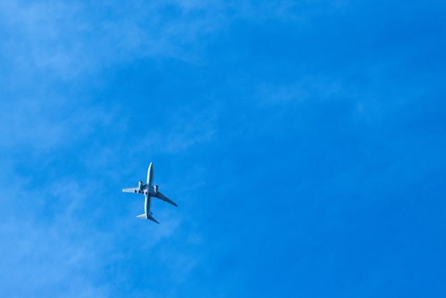 avion de la compagnie Air Austral dans le ciel