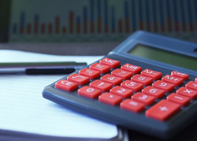 calculatrice et stylo posés sur un contrat d'assurance Almerys