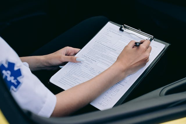 personne remplissant un contrat d'assurance Alptis