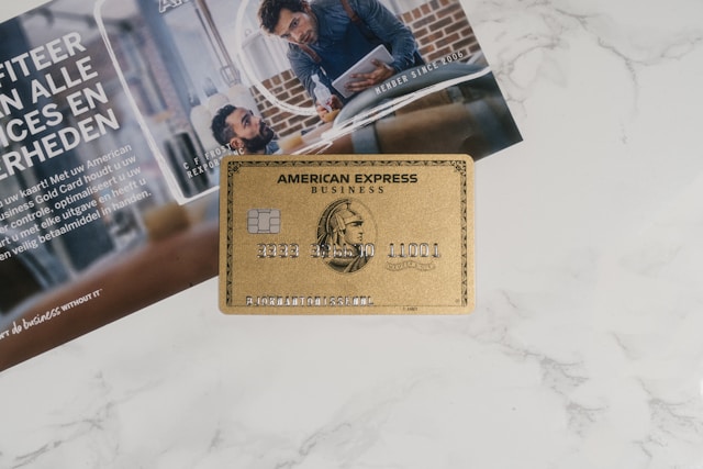 carte American Express Business posée sur une table en marbre