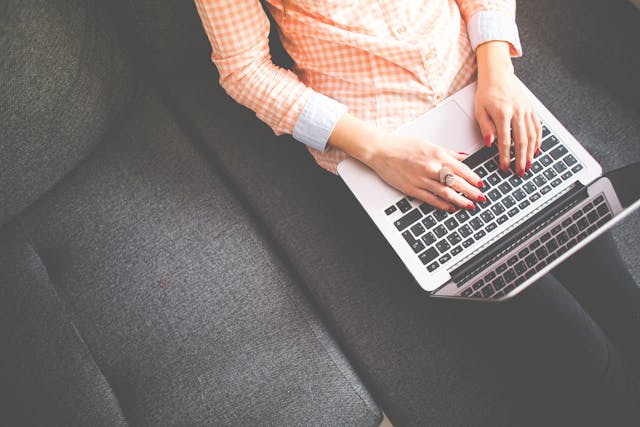 femme faisant une réclamation à Ampli Mutuelle depuis son ordinateur portable