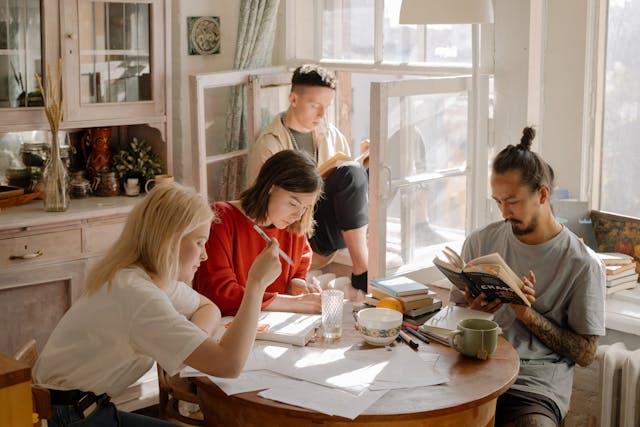 groupe de colocataires dans la cuisine d'un appartement