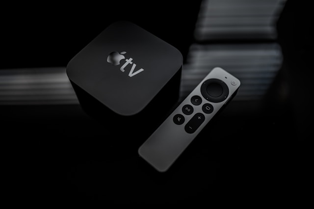 boîtier et télécommande Apple TV