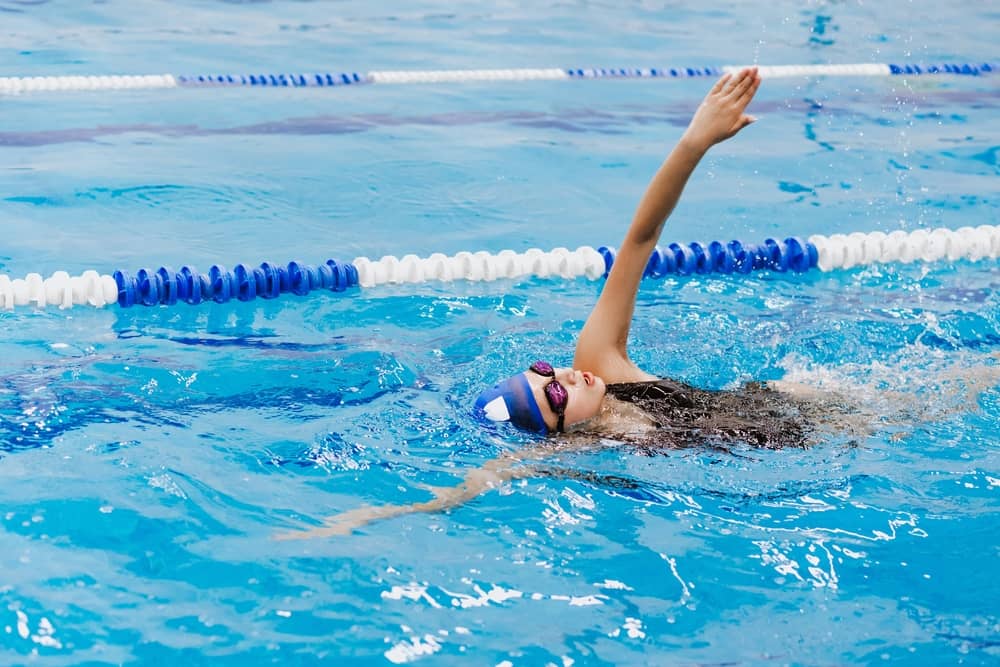 fille nageant dans une piscine avec un maillot de bain Arena