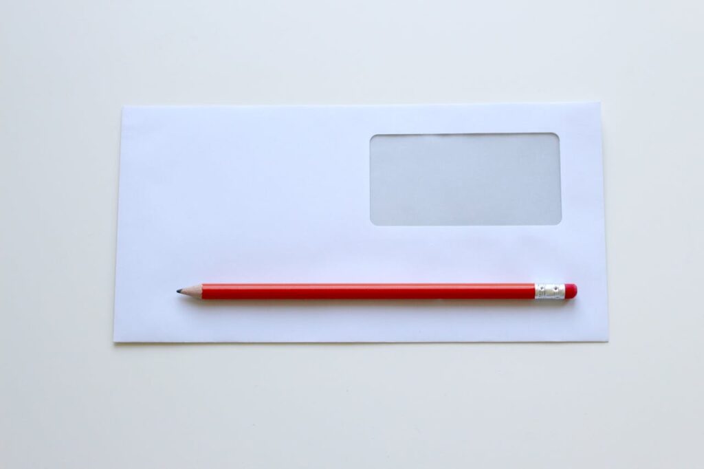 enveloppe et crayon pour envoyer une réclamation à Ariston