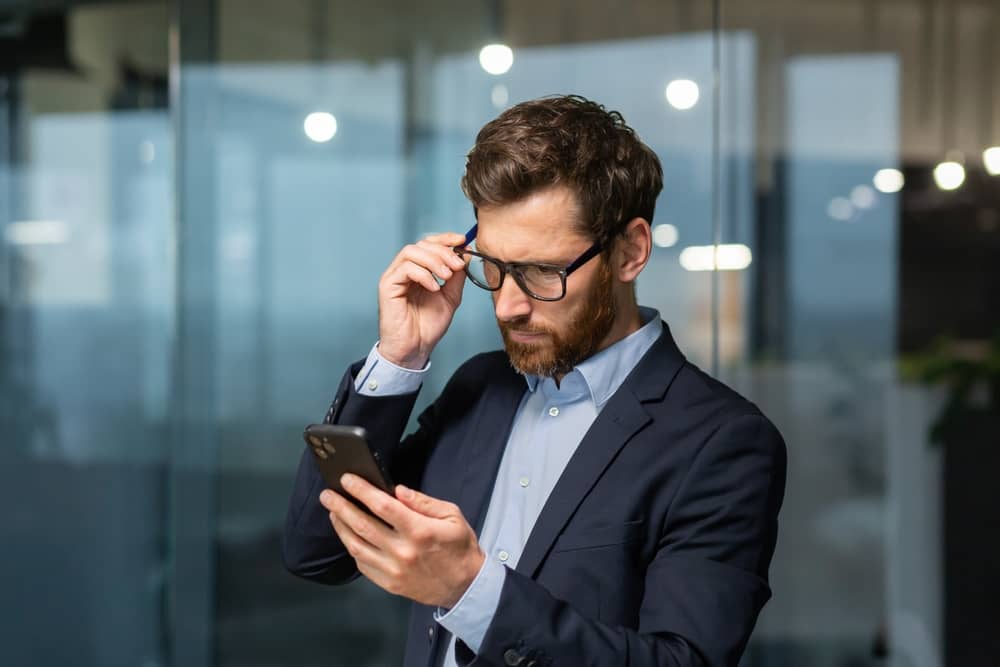 homme faisant une réclamation à Asaf-afps via son smartphone