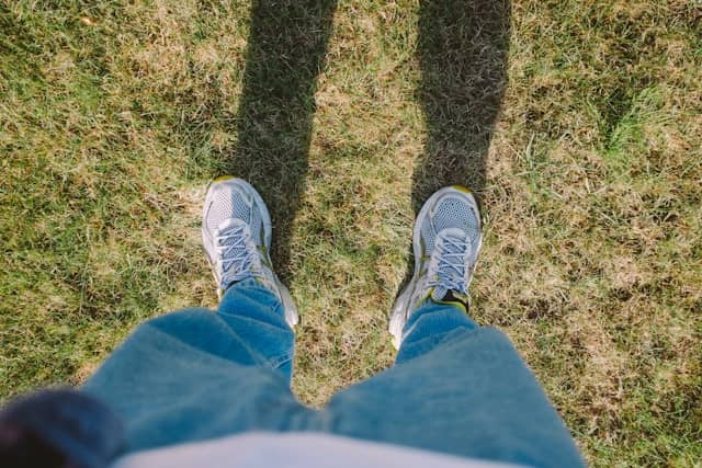 vue du dessus d'une personne portant des baskets Asics