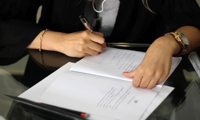 femme rédigeant une lettre de réclamation pour Assurpeople