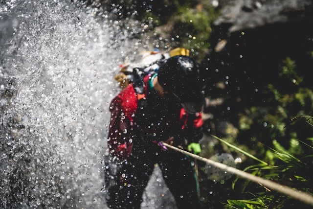 homme faisant du canyoning avec de l'équipement Au Vieux Campeur