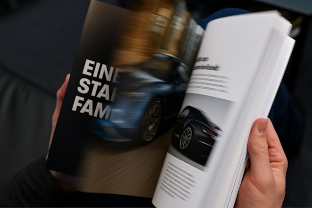 personne feuilletant un magazine Auto Plus