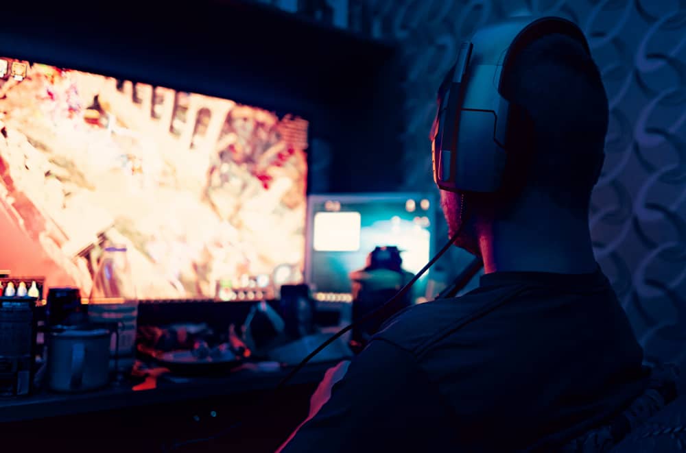 homme en train de jouer à un jeu vidéo et de streamer avec du matériel AverMedia