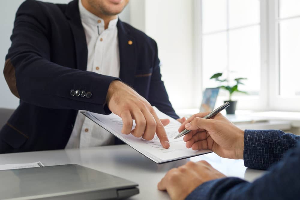 personne faisant une réclamation auprès de son conseiller Banque Edel