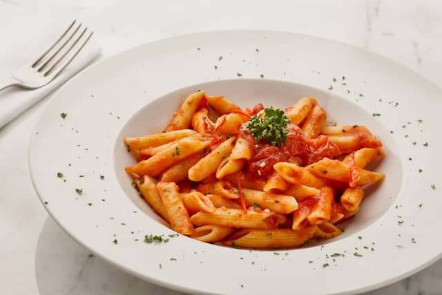 assiette de pâtes Barilla avec de la sauce tomate
