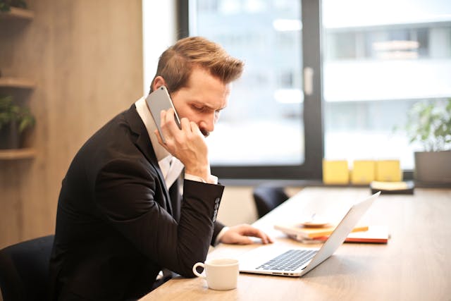 homme faisant une réclamation à Bazile Telecom par téléphone