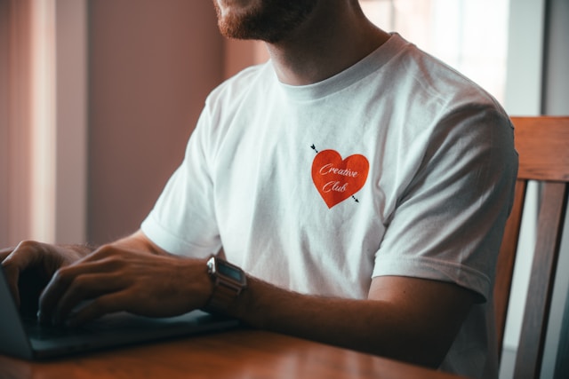 homme en train de naviguer sur le site de rencontre Be2