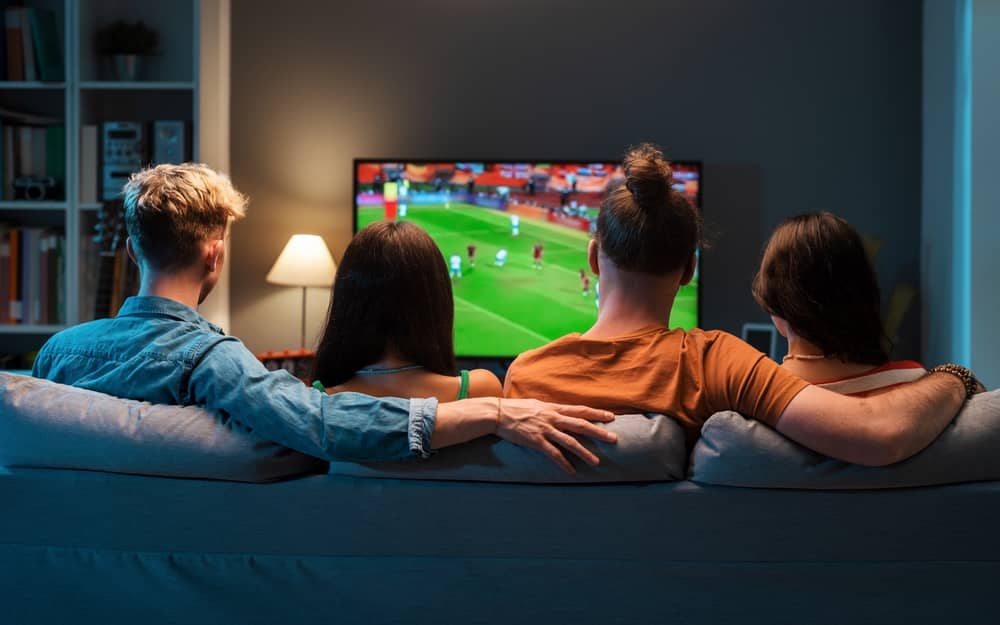 groupe d'amis regardant un match de foot sur Bein Sports