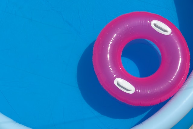 bouée gonflable rose sur une piscine Bestway