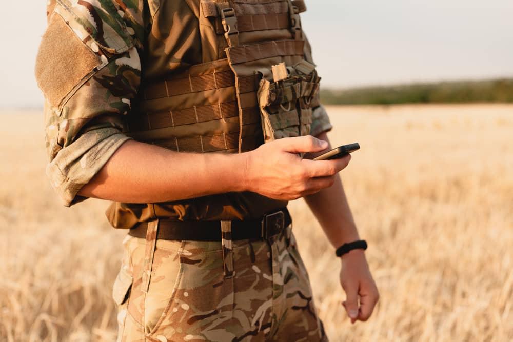 militaire utilisant un smartphone blackview