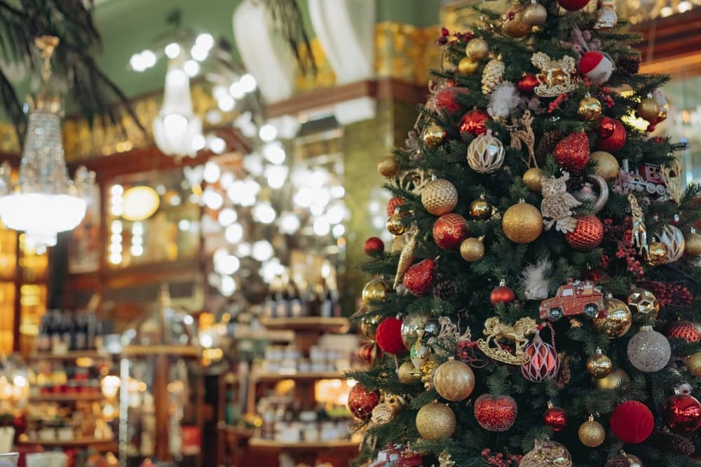 sapin de Noël décoré dans un magasin B&M