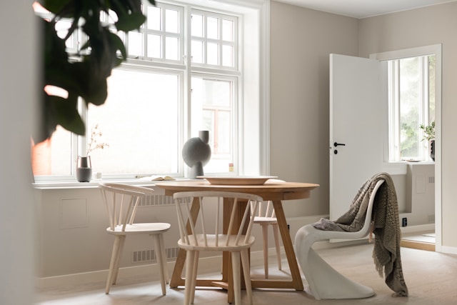 pièce avec une table et des chaises achetées chez BoConcept