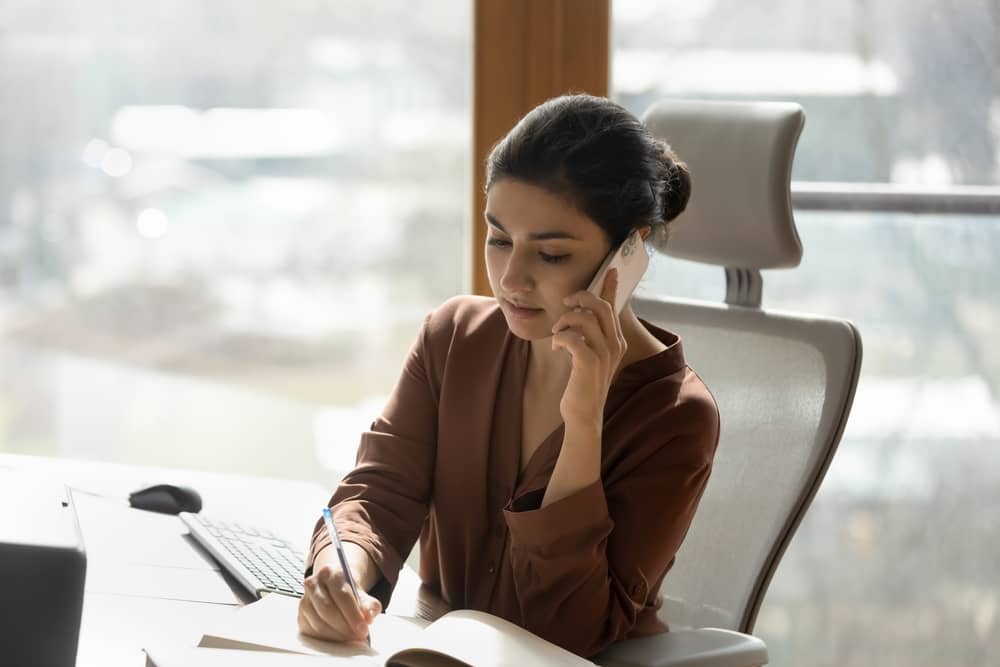 femme appelant BoursoBank pour porter réclamation