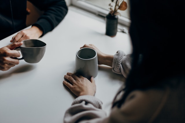 deux personnes buvant des tasses de café Grand-Mère
