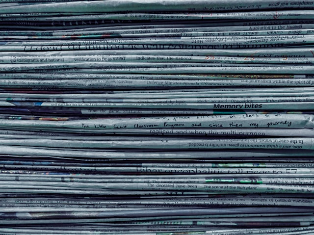 pile de journaux Le Canard Enchaîné