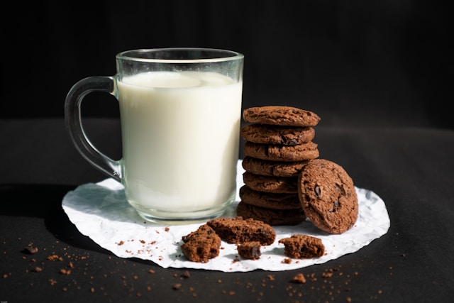 cookies au chocolat à côté d'un mug rempli de lait Candia