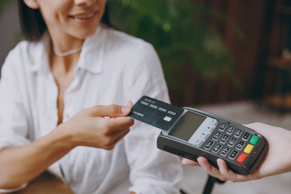 femme payant des achats avec sa carte de crédit Darty