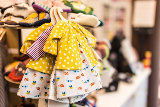 vêtements pour bébés dans un magasin Orchestra