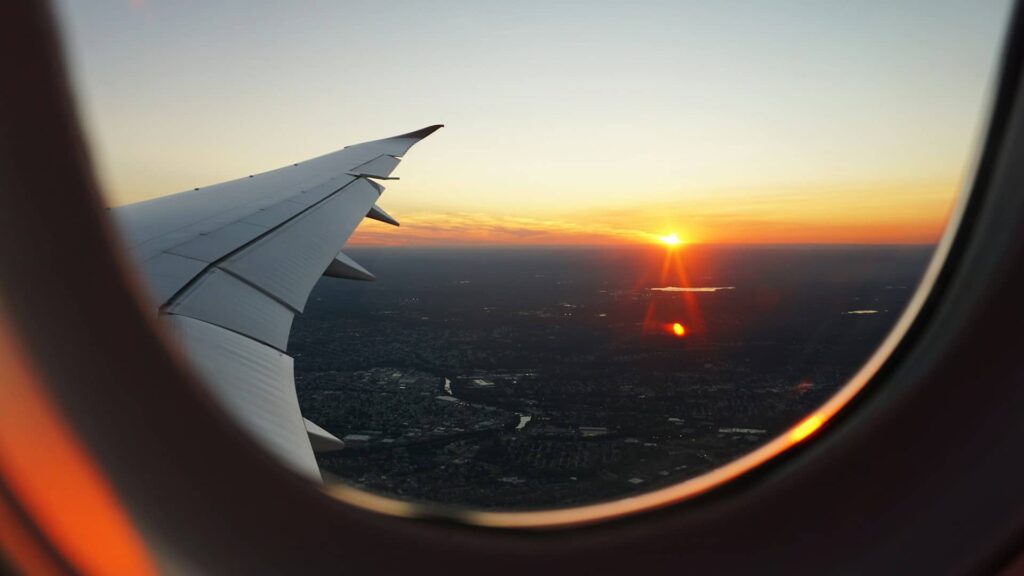 vue de l'aile d'un avion Vueling depuis le hublot