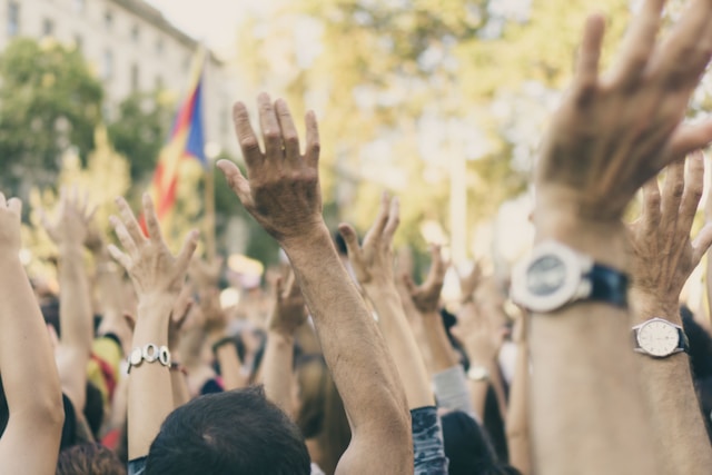 mains de personnes participant à une manifestation organisée par la CFE-CGC