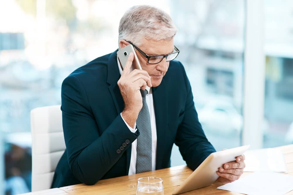 homme au téléphone pour faire une réclamation auprès de la CGRM