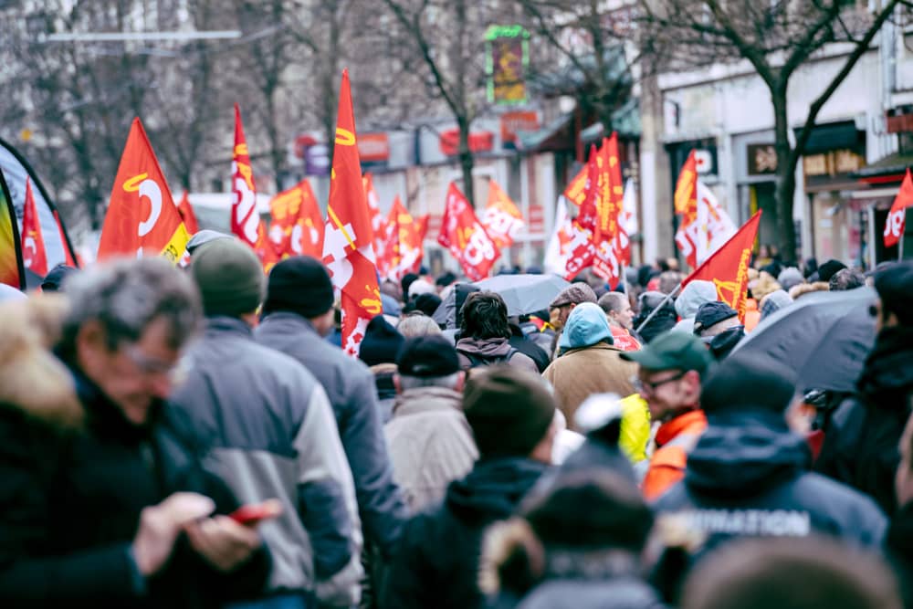 manifestation avec des drapeaux de la CGT