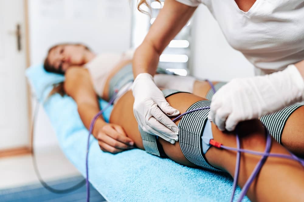 femme faisant une séance d'électrostimulation dans une salle Chronofit