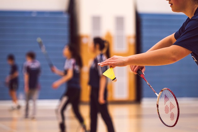 personnes faisant du badminton dans une salle Club Moving