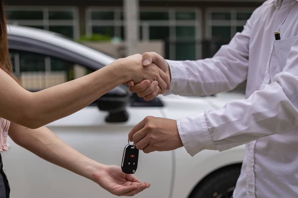 femme récupérant les clés d'une voiture louée sur Communauto