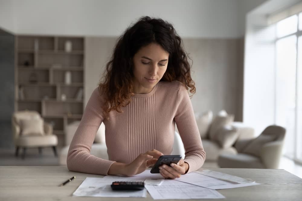 femme faisant une réclamation à Compte Nickel depuis son smartphone