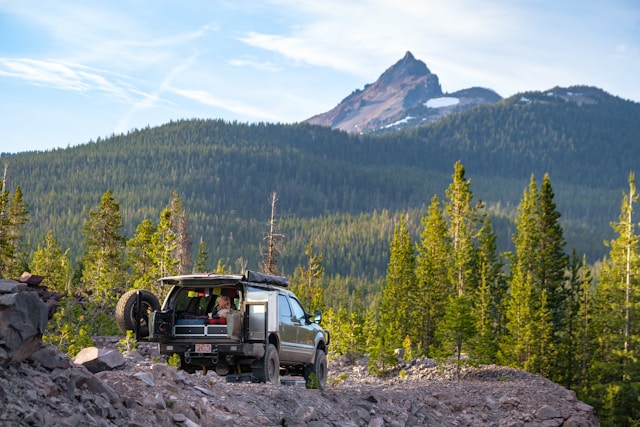 4x4 du constructeur Dangel devant une montagne